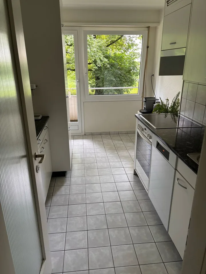 BEFRISTET: Möblierte 3.5-Zimmer-Wohnung mit Balkon zur Untermiete