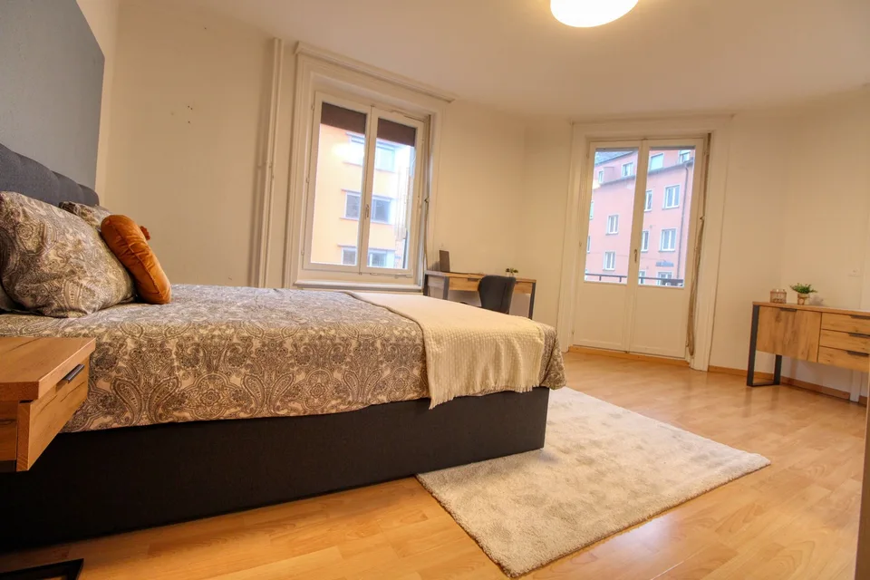 A Modernes Wohn Apartment im Zürich’s lebendigen Wiedikon Viertel mit privatem Balkon