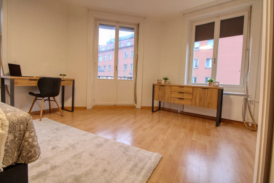 A Modernes Wohn Apartment im Zürich’s lebendigen Wiedikon Viertel mit privatem Balkon