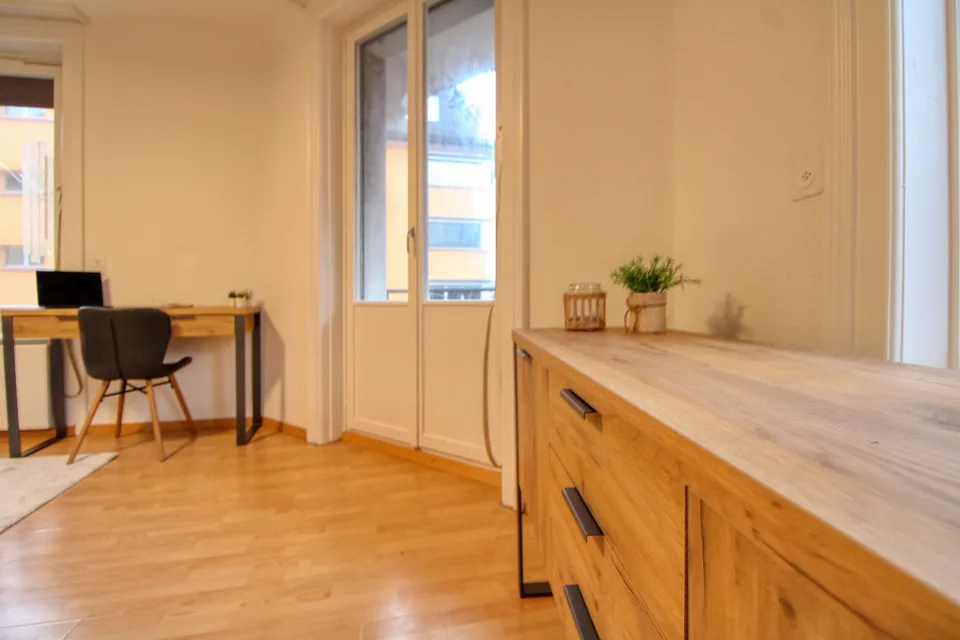 A Modernes Wohn Apartment im Zürich’s lebendigen Wiedikon Viertel mit privatem Balkon