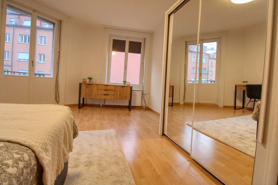 A Modernes Wohn Apartment im Zürich’s lebendigen Wiedikon Viertel mit privatem Balkon