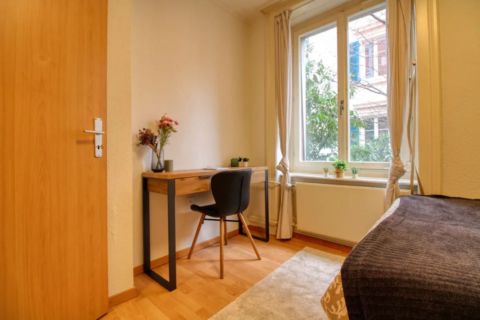 Möbliertes Zimmer in modernisierter Wohnung an top Lage