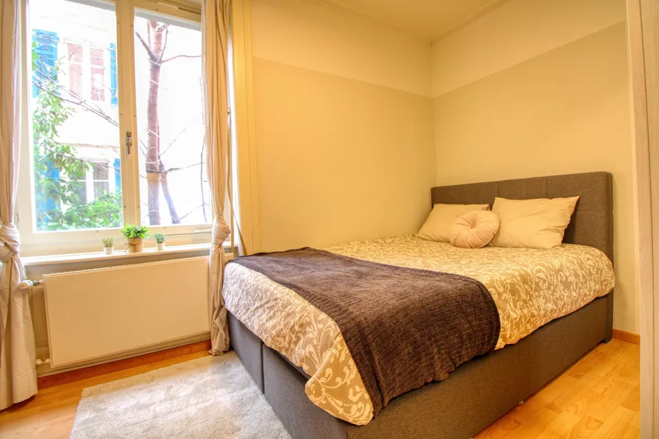 Möbliertes Zimmer in modernisierter Wohnung an top Lage