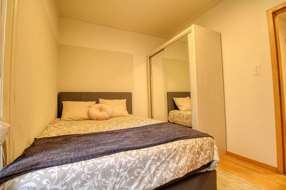 Möbliertes Zimmer in modernisierter Wohnung an top Lage