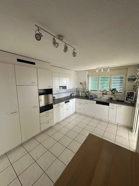 Zwischenmiete: Möblierte 4.5-Zi.-Wohnung mit Balkon & Homeoffice nahe Zürich