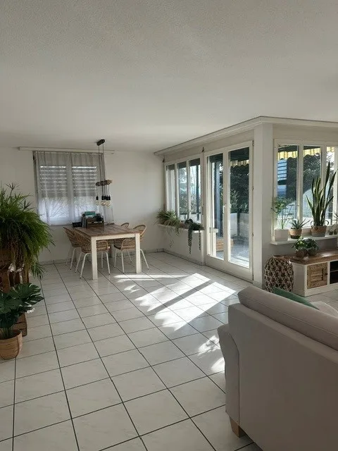 Zwischenmiete: Möblierte 4.5-Zi.-Wohnung mit Balkon & Homeoffice nahe Zürich