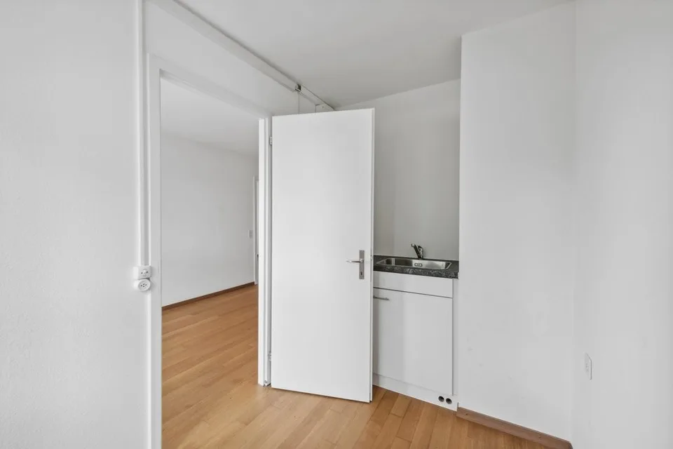 Zentrales Büro mit Balkon – photo 8 of 10