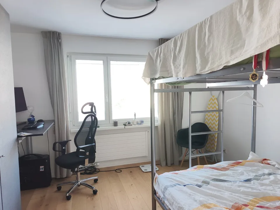 Möbiliertes WG Zimmer in einer 63 qm Wohnung in Domat/Ems