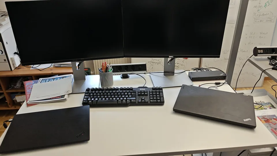 Desk im Coworking-Space mit Parkett & angenehmer Gemeinschaft
