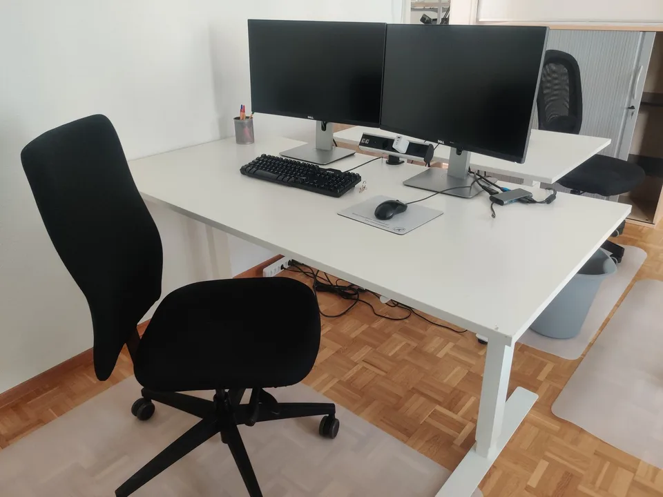 Desk im Coworking-Space mit Parkett & angenehmer Gemeinschaft