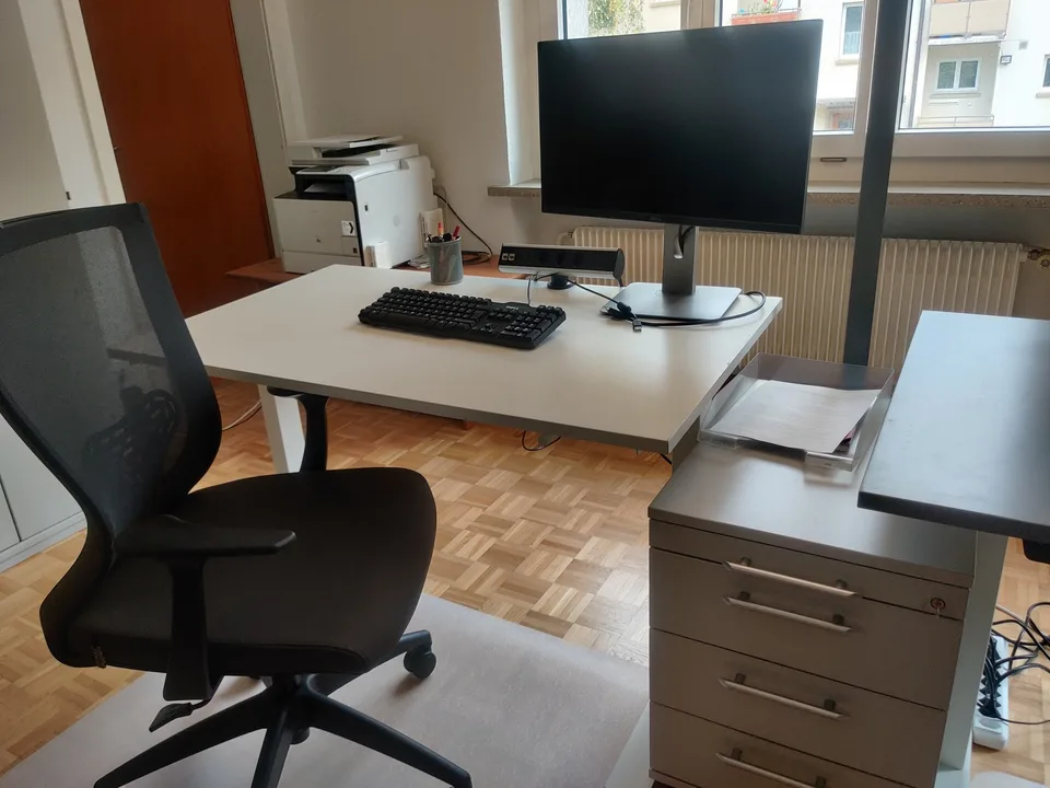 Desk im Coworking-Space mit Parkett & angenehmer Gemeinschaft