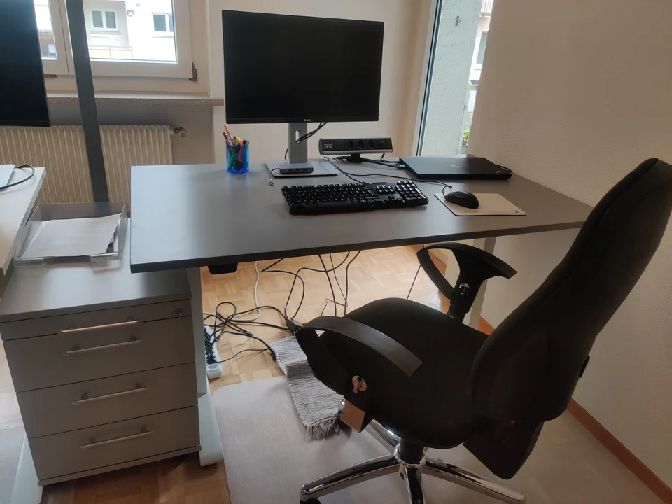 Desk im Coworking-Space mit Parkett & angenehmer Gemeinschaft