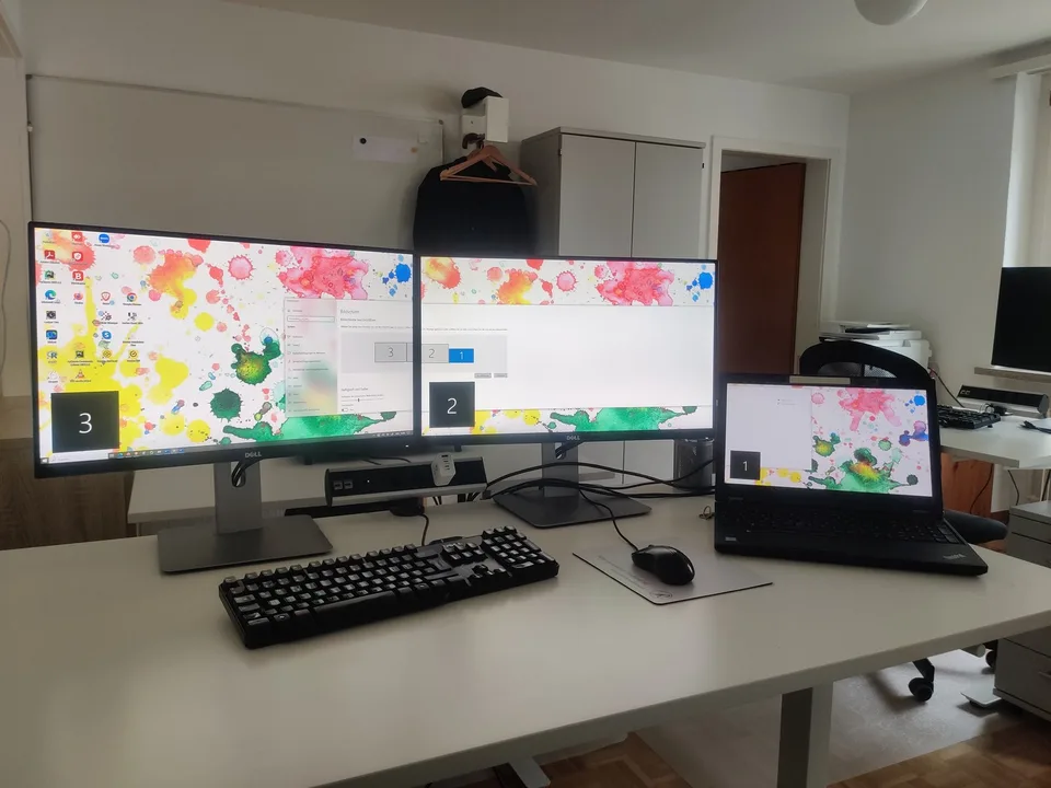 Desk im Coworking-Space mit Parkett & angenehmer Gemeinschaft