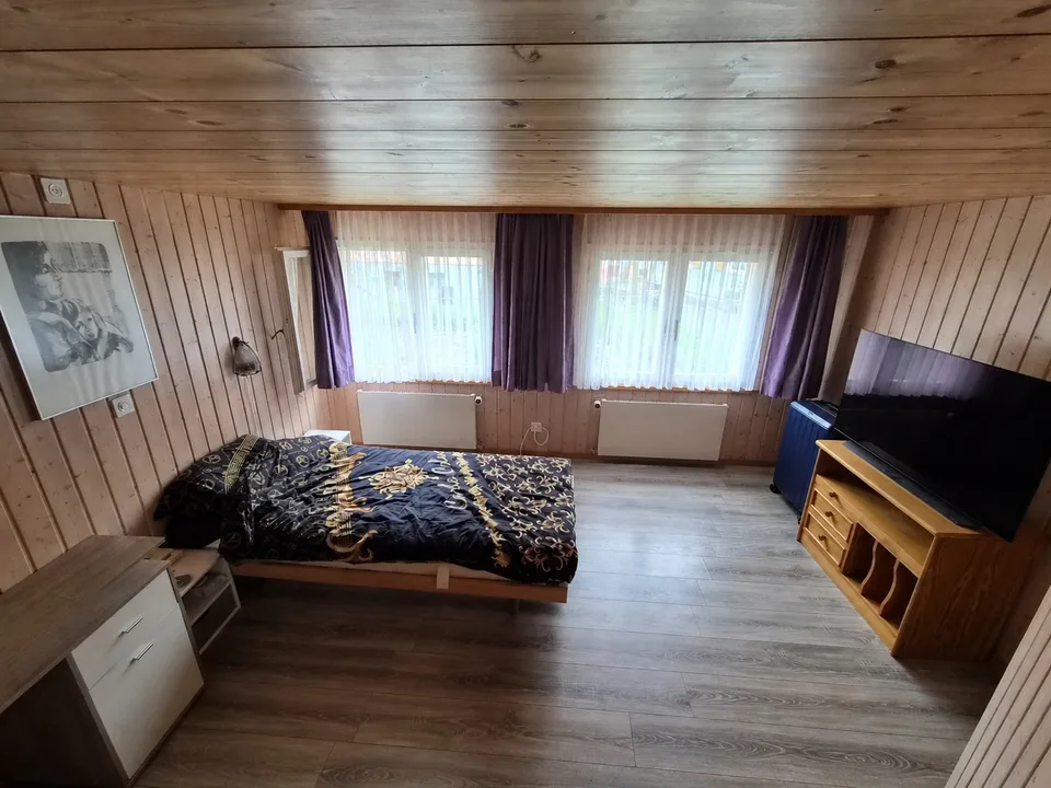 Gemütliches Holz-Zimmer mit gemütlichem Bett