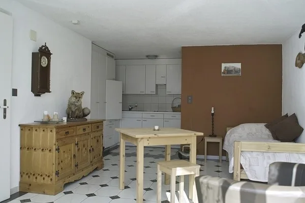 Möbliertes Studio mit gemeinsamen Sitzplatz in Malix (ab Sept oder später)