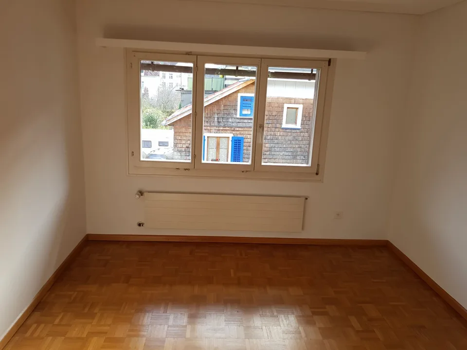 4.5 Zimmer-Hausteil inkl. Garage und grossem Garten zu vermieten