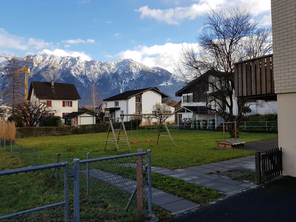 4.5 Zimmer-Hausteil inkl. Garage und grossem Garten zu vermieten