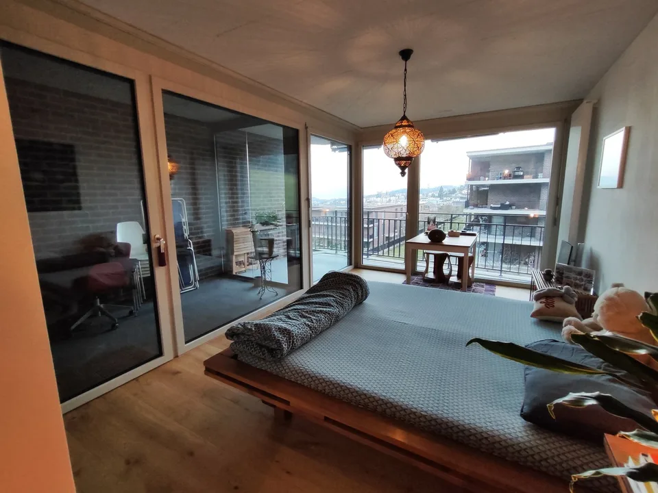 Wunderschöne moderne Wohnung mit Jahreszeitenzimmer, Blick auf den Zürichsee, Glarner Alpen, Säntis und Pfannenstiel direkt beim Bahnhof Horgen