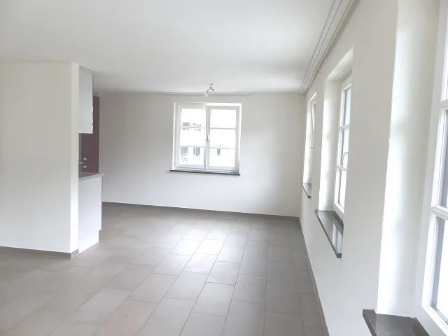4 ½-Maisonette-Dachwohnung mit Gartensitzplatz in Mollis zu vermieten