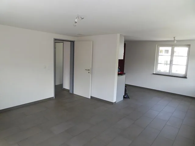 4 ½-Maisonette-Dachwohnung mit Gartensitzplatz in Mollis zu vermieten