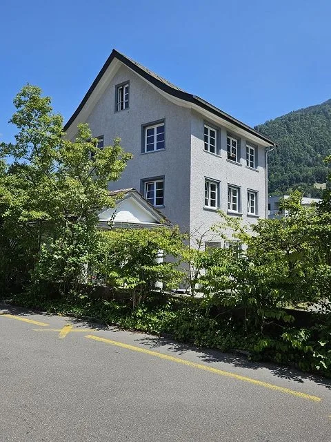 4 ½-Maisonette-Dachwohnung mit Gartensitzplatz in Mollis zu vermieten