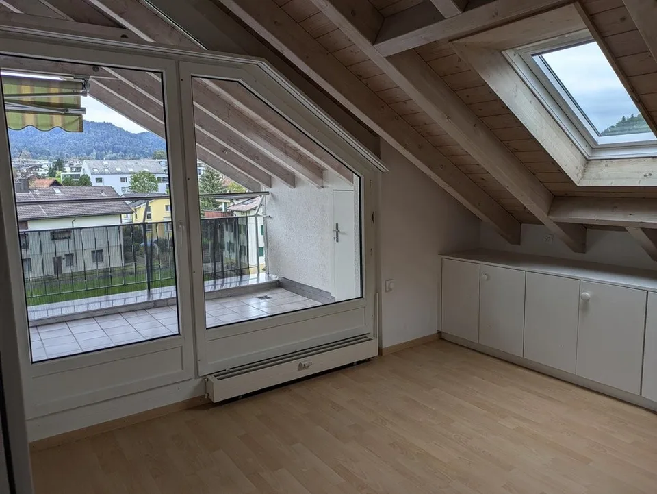 Charmante 2-Zimmer-Dachwohnung mit Balkon zu vermieten