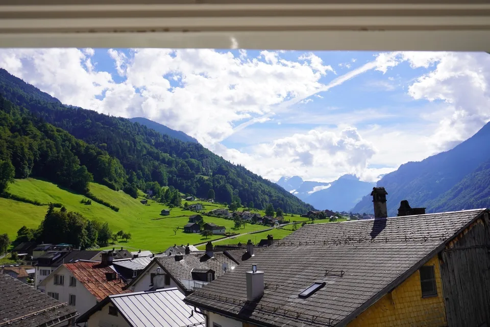 Ruhiges, möbliertes Zimmer im grossen Haus zu vermieten