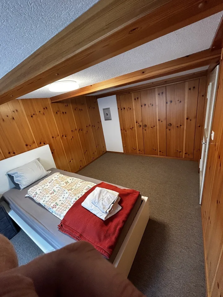 Ruhiges, möbliertes Zimmer im grossen Haus zu vermieten
