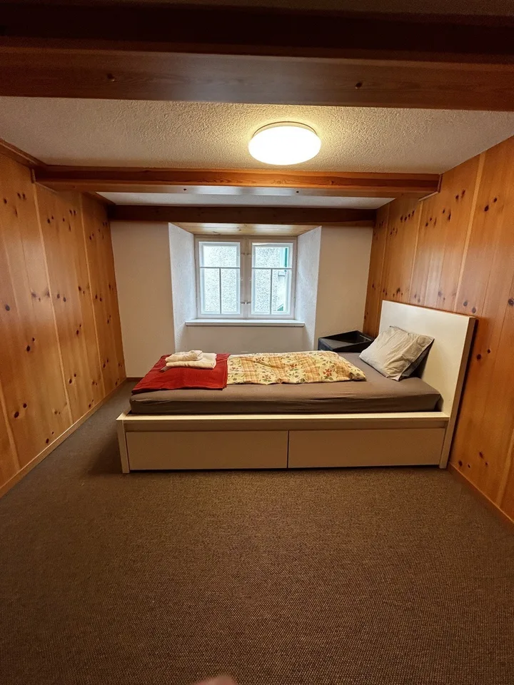 Ruhiges, möbliertes Zimmer im grossen Haus zu vermieten