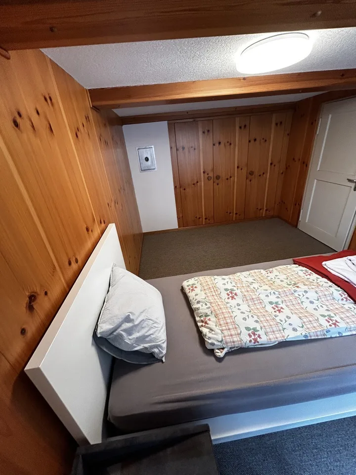 Ruhiges, möbliertes Zimmer im grossen Haus zu vermieten