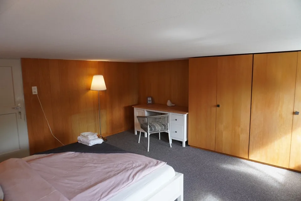 Ruhiges, möbliertes Zimmer im grossen Haus zu vermieten