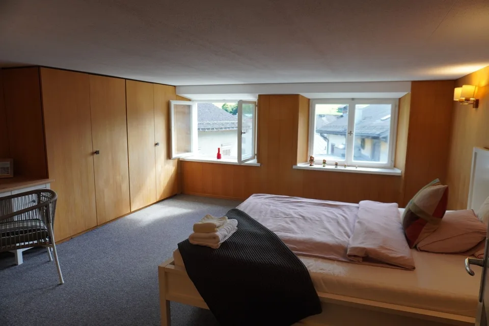 Ruhiges, möbliertes Zimmer im grossen Haus zu vermieten