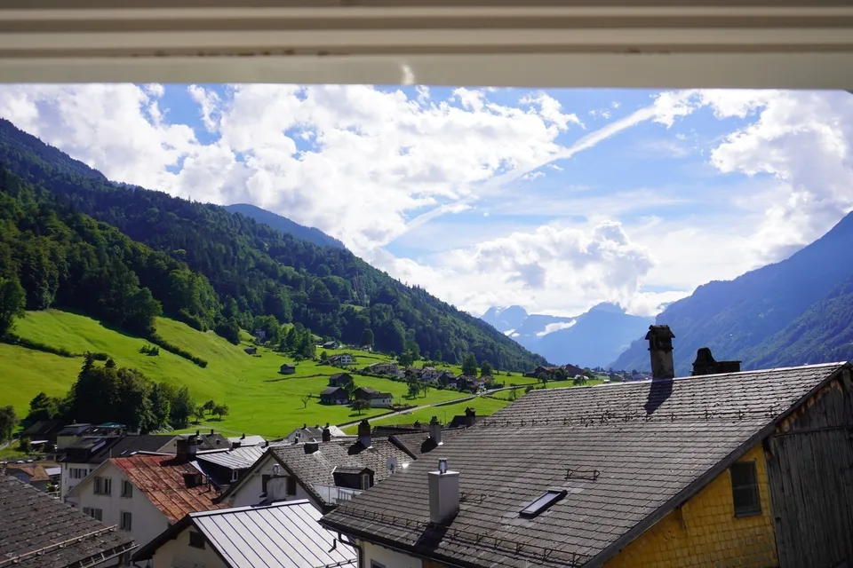 Ruhiges, möbliertes Zimmer im grossen Haus zu vermieten