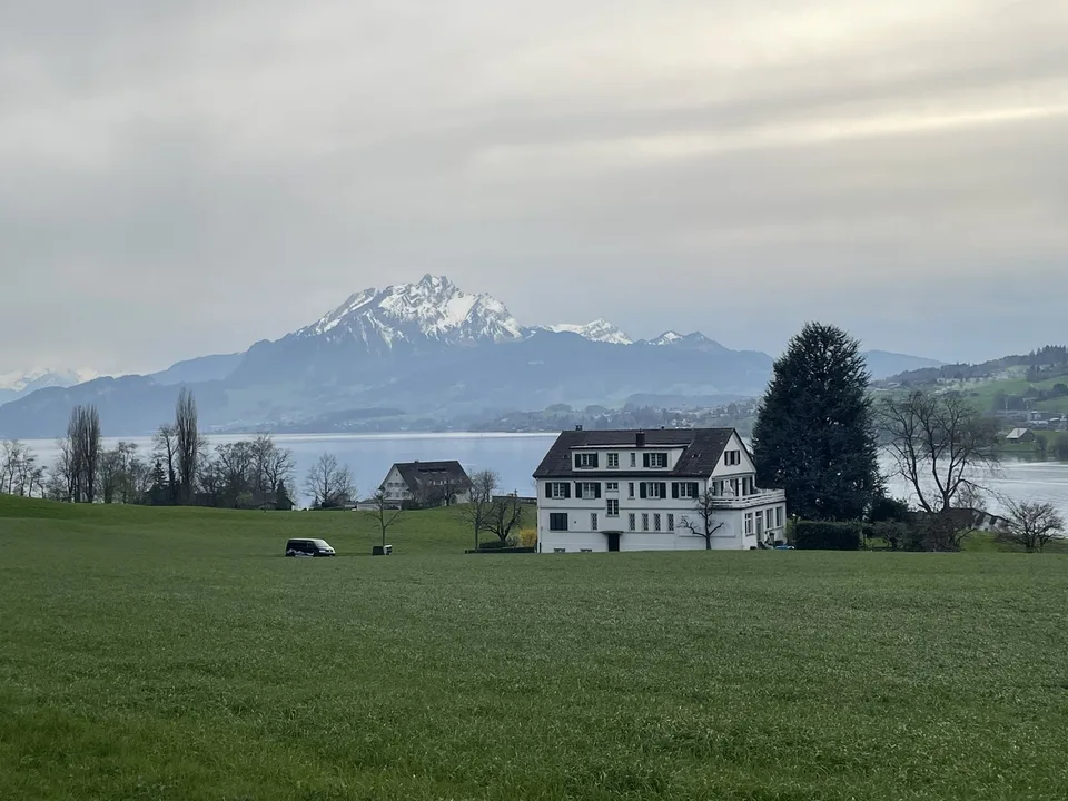 Möblierte 2.5-Zimmerwohnung mit Seesicht & Abendsonne in Küssnacht am Rigi (befristet)