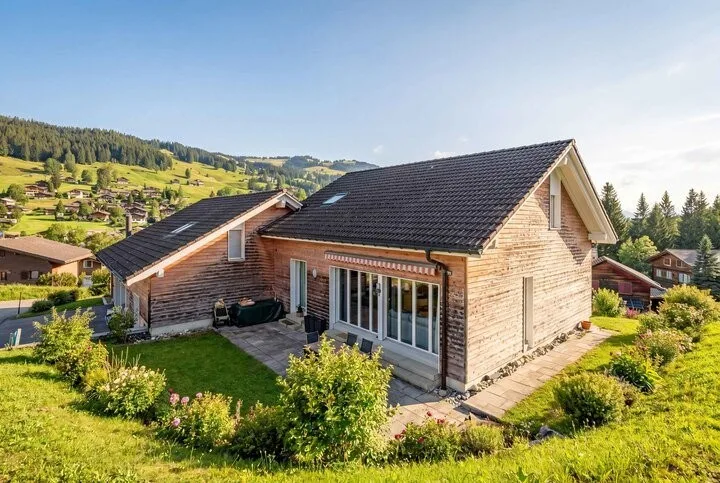 STILVOLLES WOHNEN IM ALPTHAL: SONNIGE 5.5 ZIMMER DOPPELHAUSHÄLFTE