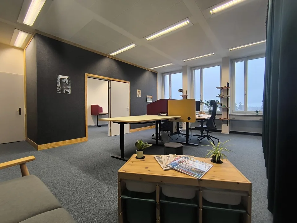Dein Arbeitsplatz direkt am Bahnhof Rüti ZH – Modern, Flexibel & Highspeed