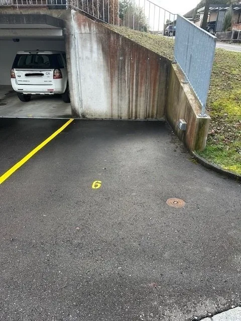 Praktischer Auto-Abstellplatz in Hinwil zu vermieten!
