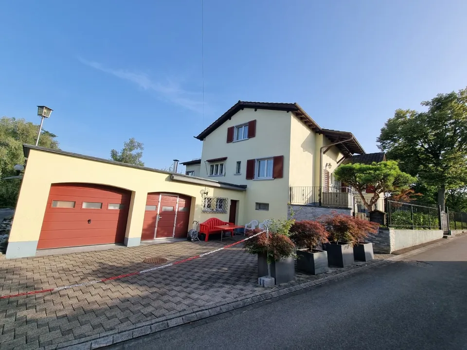 Vielseitige Gewerbefläche mit Gewerbeküche, Doppelgarage & 10 Parkplätzen