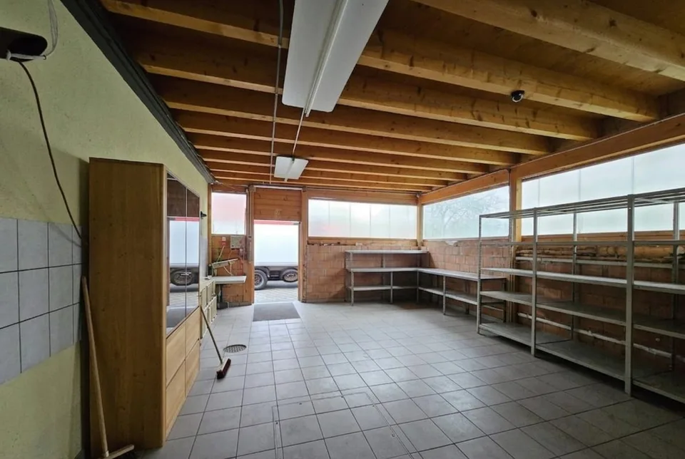 Vielseitige Gewerbefläche mit Gewerbeküche, Doppelgarage & 10 Parkplätzen