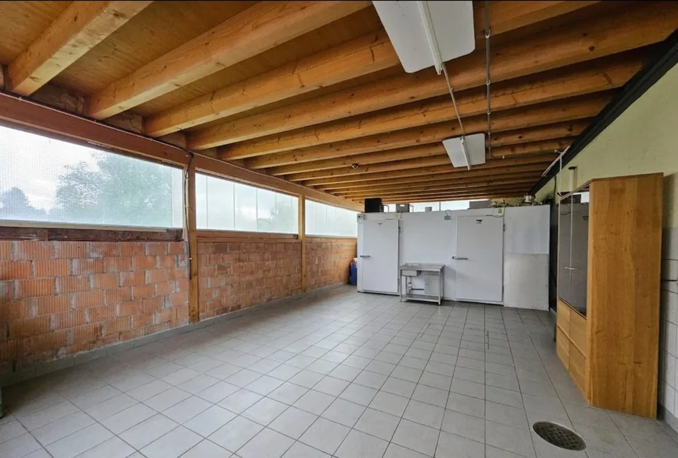 Vielseitige Gewerbefläche mit Gewerbeküche, Doppelgarage & 10 Parkplätzen