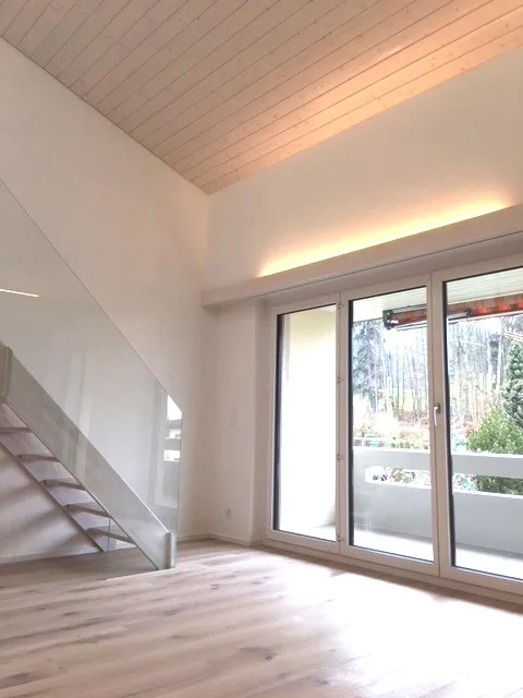 Wunderschöne Dachgeschoss-Wohnung im steuergünstigen Altendorf mit Seeblick