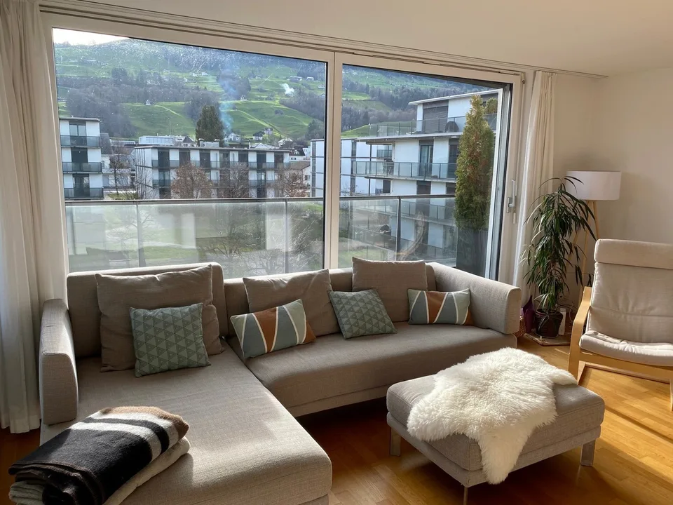 Luxuriöse 3.5 Zimmer Wohnung mit atemberaubenden Bergblick – befristete Untermiete für mindestens 6 Monate ab November 2026 / Luxurious 3.5-room apartment with breathtaking mountain view – temporarily for minimum 6 months starting November 2026