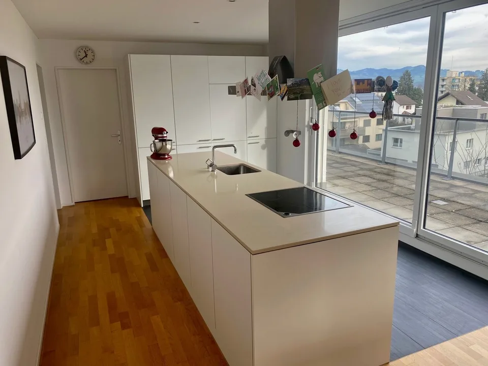 Luxuriöse 3.5 Zimmer Wohnung mit atemberaubenden Bergblick – befristete Untermiete für mindestens 6 Monate ab November 2026 / Luxurious 3.5-room apartment with breathtaking mountain view – temporarily for minimum 6 months starting November 2026