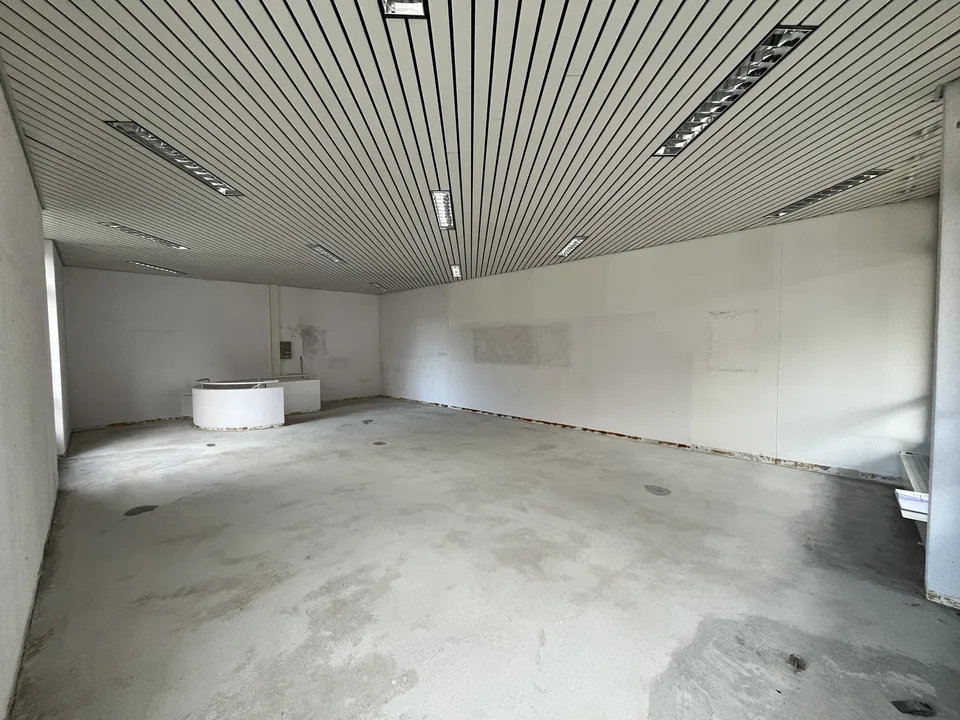 Gewerbeflächen (ehem. Postlokal) mit Parkplätzen