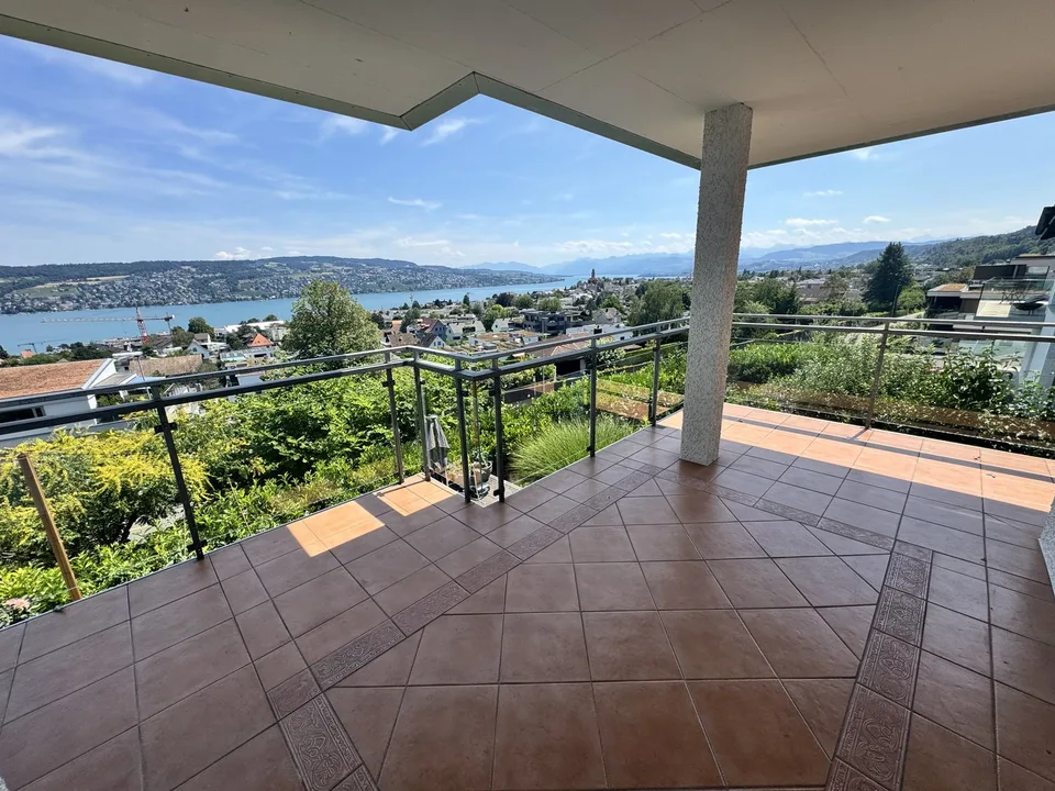 3 1/2 Zi Terassenwohnung mit Panorama See und Berg Sicht