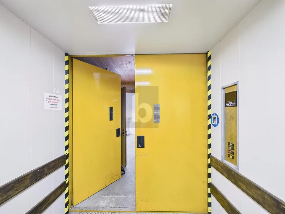 MIT GROSSEM WARENLIFT (6 M2)  AM AUTOBAHNANSCHLUSS