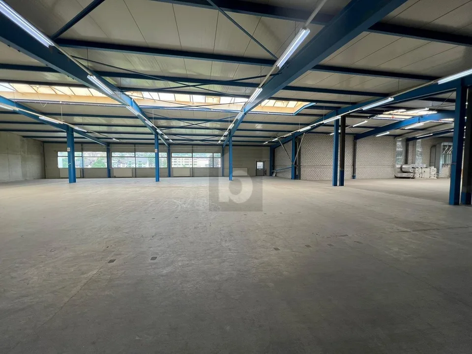 GROSSZÜGIG MIT VIEL LAGERPLATZ