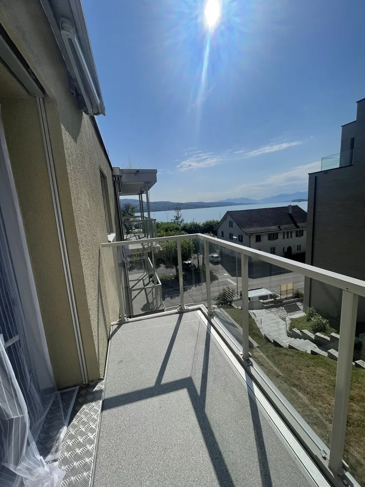 Modernes 1.5 Zimmer (2025) mit Seesicht, Balkon und Toplage – nur 5 Gehminuten zum Bahnhof Oberrieden