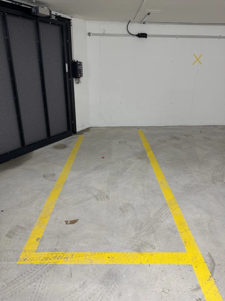 Motorrad Parkplatz in Tiefgarage zu vermieten in Hausen am Albis - Neubau