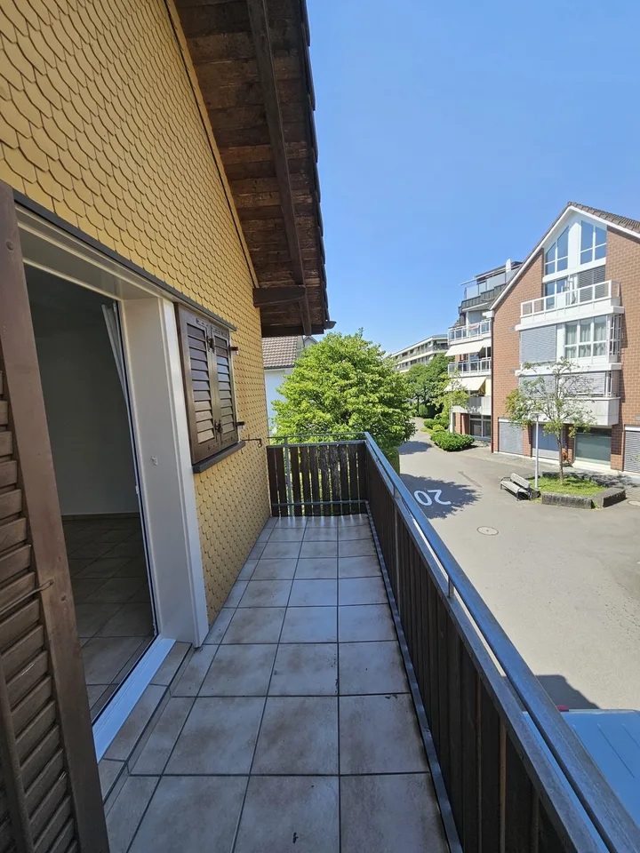 Helle 5.5-Zimmer-Dachmaisonette im Herzen von Hünenberg